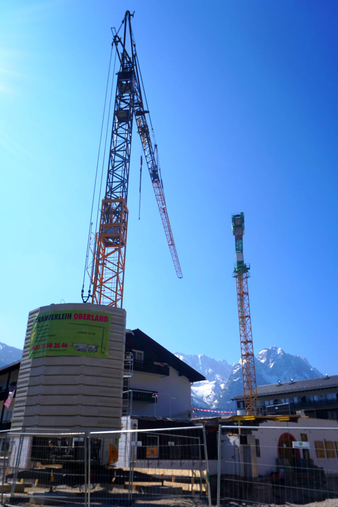 Weiterer Kran auf Hotel-Baustelle