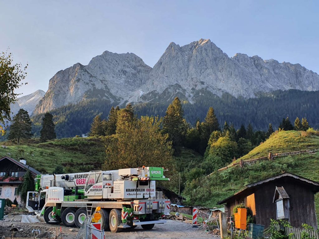 Kranverleih Oberland Autokran mit Blick auf die Berge