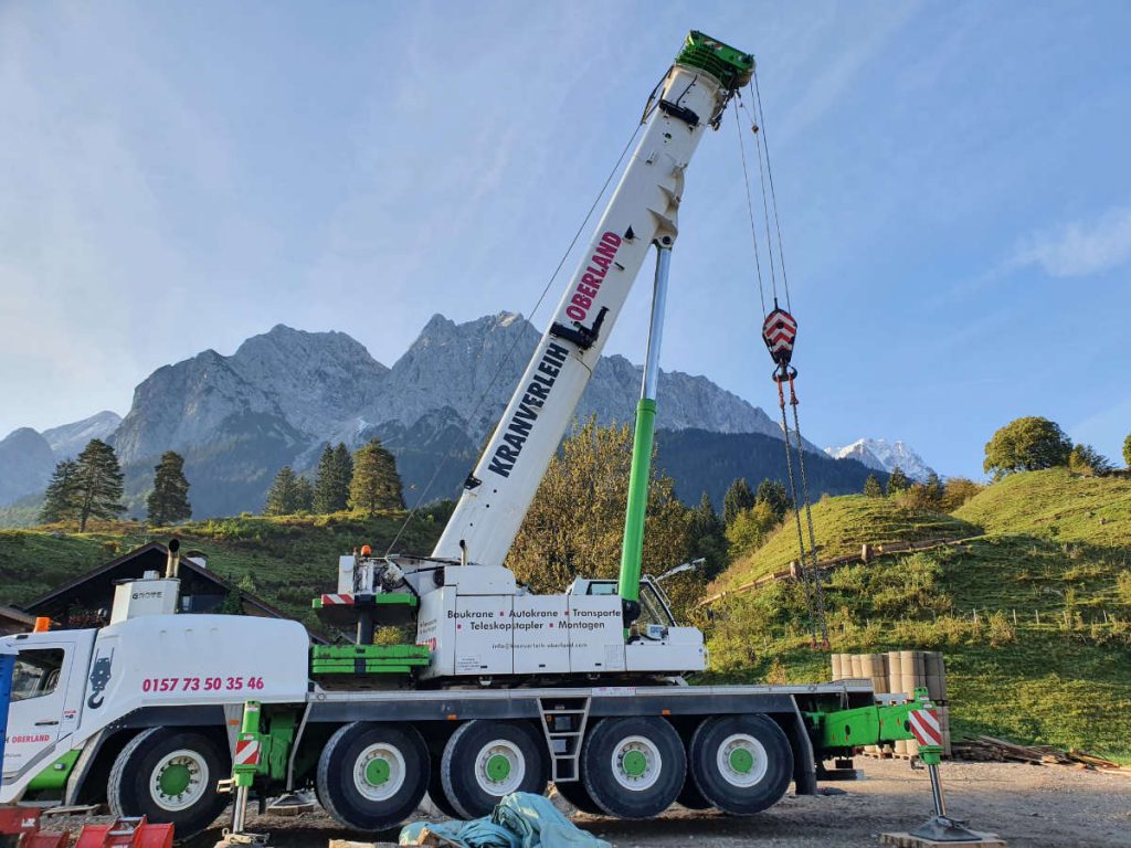 Kranverleih Oberland Autokran mit Blick auf die Berge