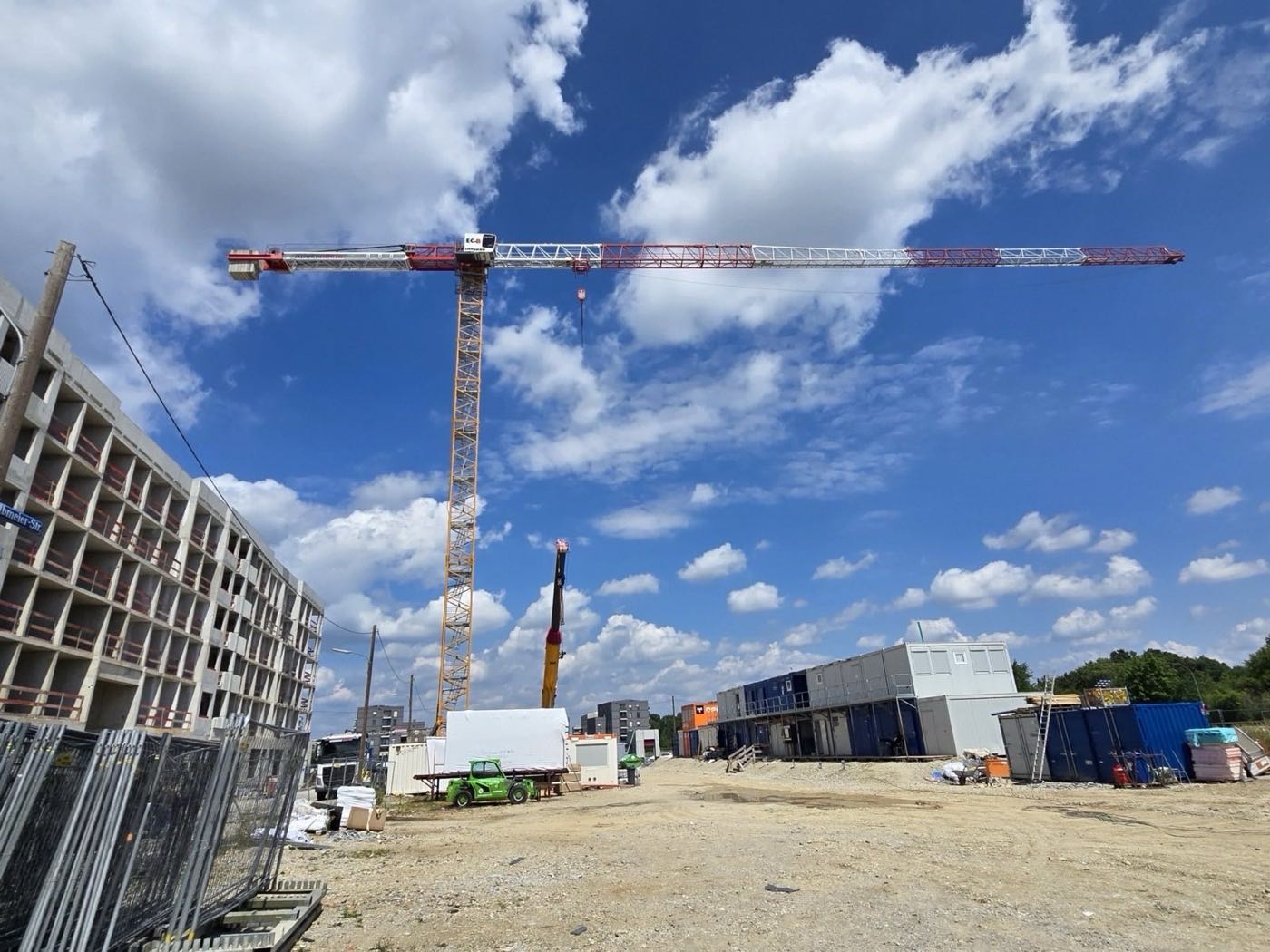 Liebherr 285 EC-B und LTM 1230 auf der Baustelle in München-Freiham