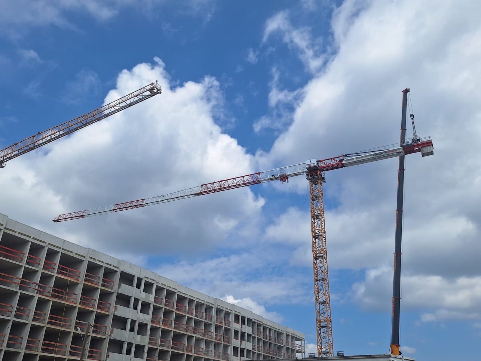 Montage des Auslegers in großer Höhe