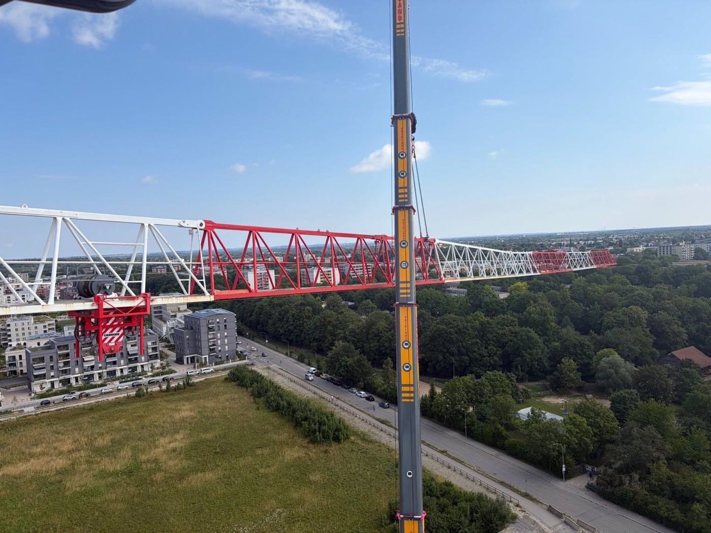 Blick vom Ausleger über die Neubauten in Freiham