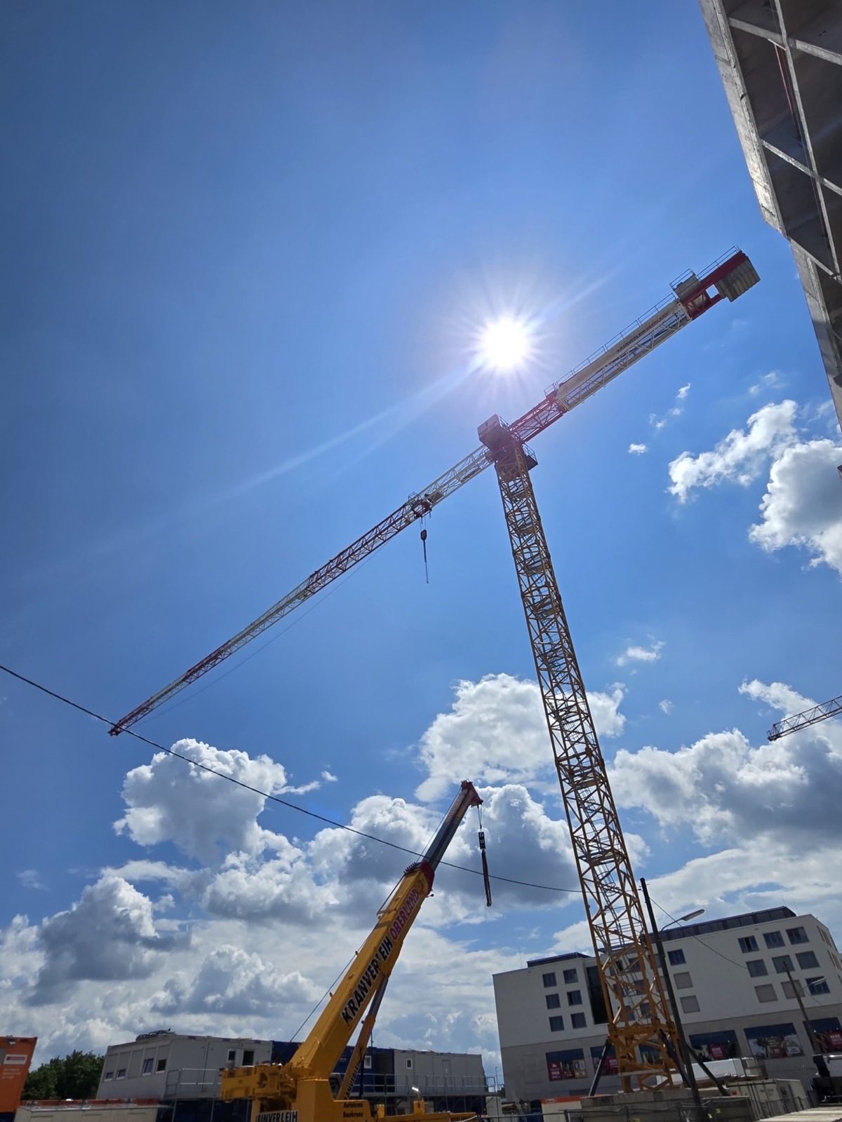 Der Liebherr 285 EC-B im Gegenlicht