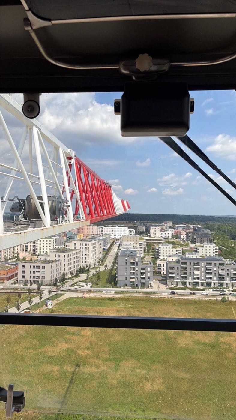 Blick aus dem Führerhaus des LTM 1230 über Freiham