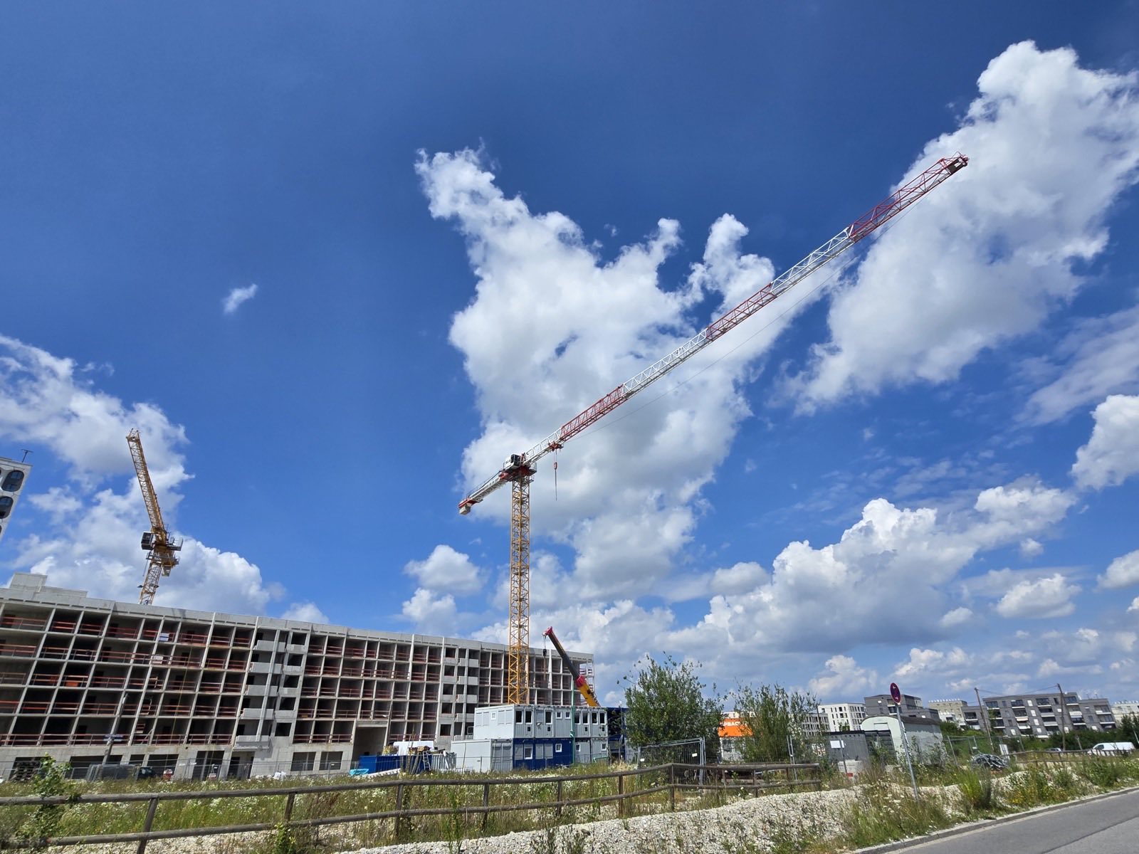 Baustelle mit zwei Turmdrehkranen in Freiham
