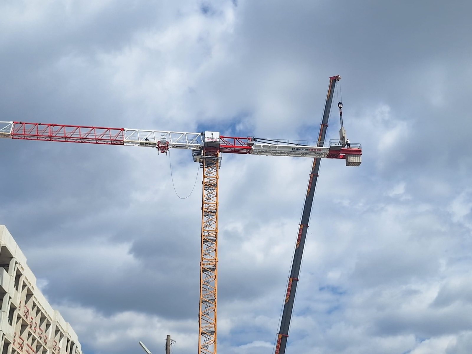 Ausleger des Liebherr 285 EC-B im Gegenlicht