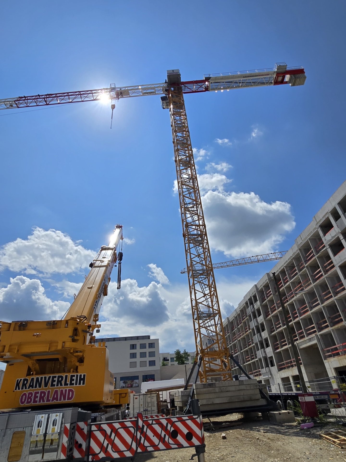 LTM 1230 und Obendreher während der Montage im Kreuz