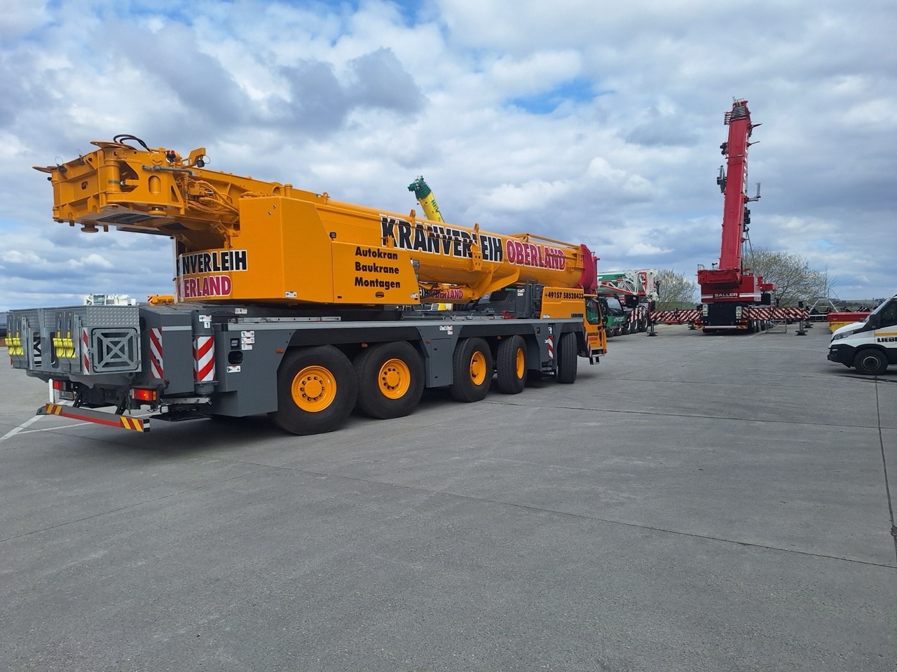 Neuer Liebherr LTM 1230 bei der Abholung am Liebherr-Werk Ehingen