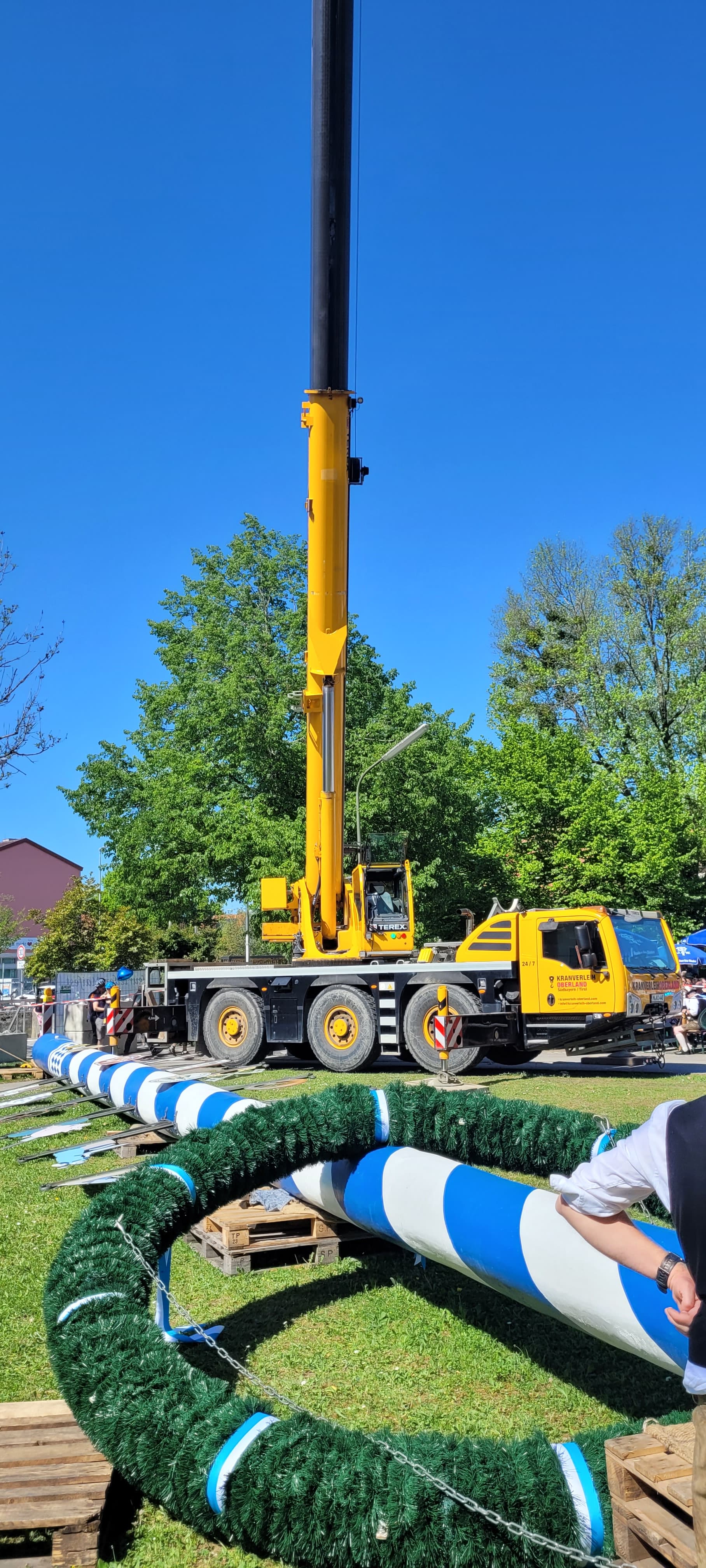 Tradition trifft Technik – Hilfseinsatz beim Maibaumaufstellen in Neuried
