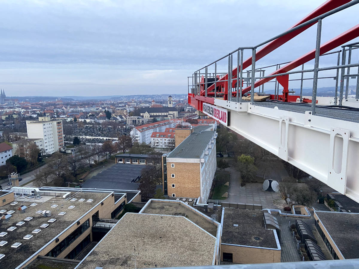 Flat-Top Kranmontage: Liebherr 202 EC-B in Regensburg